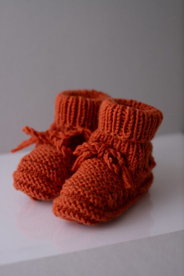 Handgestrickte Babyschuhe aus Merinowolle „rostrot“