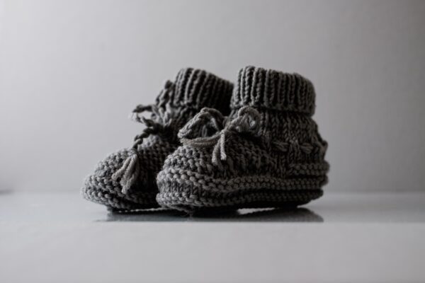 Handgestrickte Babyschuhe aus Merinowolle „grau“